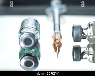 Impfstoff und Spritze Stockfoto