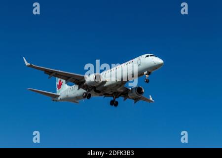 Toronto, Ontario, Kanada - 22. Juni 2019. Ganz in der Nähe eines AC Jet, der ein paar Meter über dem Boden fliegt Stockfoto