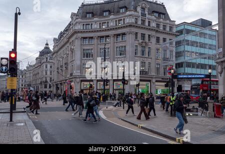 London, Großbritannien. Dezember 2020. Die Käufer kommen Anfang Dezember während des Corona-Virus, der Covid-19-Pandemie, in die Oxford Street zurück. Bild: Joe Kuis / Alamy Stockfoto