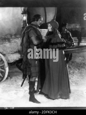 NORMAN KERRY und LILLIAN GISH in ANNIE LAURIE 1927 Regie JOHN S. ROBERTSON Geschichte / Drehbuch Josephine Lovett KunstRegie Cedric Gibbons und Merrill Pye Kostümdesign André-ani Foto von Milton Brown Metro Goldwyn Mayer Stockfoto