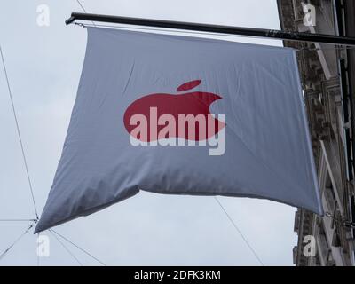 London, Großbritannien. Dezember 2020. Apple-Logo auf einer Flagge vor seinem Geschäft in Regent Street während des Corona-Virus dargestellt, covid-19 Pandemie an einem Freitag Nachmittag, Anfang Dezember 2020. Bild: Joe Kuis / Alamy Stockfoto