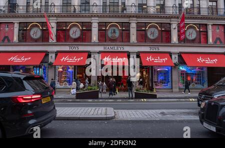 London, Großbritannien. Dezember 2020. Hamleys Spielzeuggeschäft in Regent Street während der Coronavirus gesehen, covid-19 Pandemie, an einem Freitag Nachmittag Anfang Dezember. Bild: Joe Kuis / alamy Stockfoto