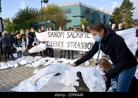 Sanofi-Arbeiter protestieren am 1. Oktober 2020 vor dem Hauptsitz des multinationalen Pharmaunternehmens in Straßburg, Ostfrankreich. Seit der Ankündigung eines freiwilligen Ausreiseplans, der 1,700 Arbeitsplätze in Europa betreffen könnte, darunter tausend in Frankreich, sind die Mitarbeiter des Forschungsstandorts Straßburg, der dem französischen Pharmariesen angehört, besorgt. An diesem Standort werden 57 Mitarbeiter beschäftigt, und seine immunonkologische Forschungsaktivitäten würden nach Vitry-sur-seine in Val-de-Marne verlagert. Foto von Nicolas Roses/ABACAPRESS.COM Stockfoto