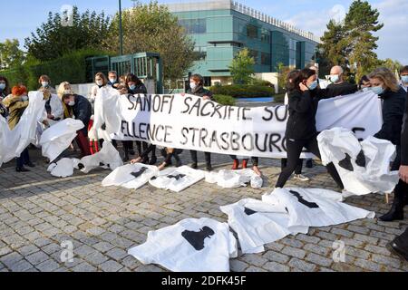 Sanofi-Arbeiter protestieren am 1. Oktober 2020 vor dem Hauptsitz des multinationalen Pharmaunternehmens in Straßburg, Ostfrankreich. Seit der Ankündigung eines freiwilligen Ausreiseplans, der 1,700 Arbeitsplätze in Europa betreffen könnte, darunter tausend in Frankreich, sind die Mitarbeiter des Forschungsstandorts Straßburg, der dem französischen Pharmariesen angehört, besorgt. An diesem Standort werden 57 Mitarbeiter beschäftigt, und seine immunonkologische Forschungsaktivitäten würden nach Vitry-sur-seine in Val-de-Marne verlagert. Foto von Nicolas Roses/ABACAPRESS.COM Stockfoto