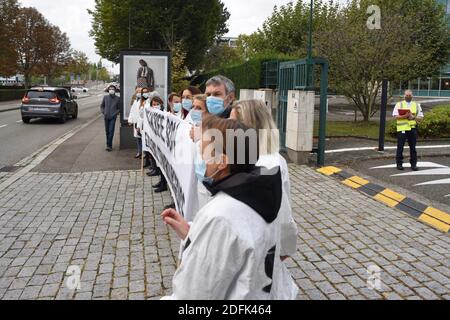 Sanofi-Arbeiter protestieren am 1. Oktober 2020 vor dem Hauptsitz des multinationalen Pharmaunternehmens in Straßburg, Ostfrankreich. Seit der Ankündigung eines freiwilligen Ausreiseplans, der 1,700 Arbeitsplätze in Europa betreffen könnte, darunter tausend in Frankreich, sind die Mitarbeiter des Forschungsstandorts Straßburg, der dem französischen Pharmariesen angehört, besorgt. An diesem Standort werden 57 Mitarbeiter beschäftigt, und seine immunonkologische Forschungsaktivitäten würden nach Vitry-sur-seine in Val-de-Marne verlagert. Foto von Nicolas Roses/ABACAPRESS.COM Stockfoto