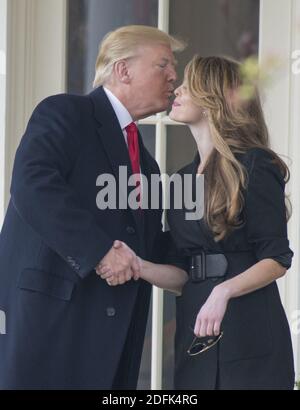 File Photo vom 29. März 2018 von Präsident Donald Trump küsst den scheidenden Kommunikationsdirektor Hope Hicks, als Trump das Weiße Haus in Washington, DC, USA verlässt. US-Präsident Donald Trump hat gesagt, dass er und die US-First Lady in Quarantäne sind, nachdem einer seiner engsten Helfer auf Coronavirus positiv getestet wurde. Er twitterte, dass sowohl er als auch Melania Trump nun auf ihre eigenen Testergebnisse warteten, nachdem Hope Hicks infiziert war. Der 31-jährige Berater des Präsidenten ist der engste Helfer von Trump, um bisher positive Tests durchzuführen. Sie reiste mit ihm auf Air Force One zu einer TV-Debatte in Ohio Anfang dieser Woche Stockfoto