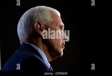 Datei Foto vom 21. Juli 2016 von Nominee der Republikanischen Partei für Vizepräsident Mike Pence sitzt für eine Reihe von Interviews am letzten Tag der Republikanischen Nationalkonvent auf der Quicken Loans Arena in Cleveland, Ohio, USA. Vizepräsident Mike Pence und seine Frau Karen haben das Coronavirus negativ getestet, teilte seine Pressesprecherin in einem Tweet mit. Pence ist der erste, der die Macht übernimmt, wenn Präsident Donald Trump, der am Donnerstagabend positiv auf das Virus getestet wurde und am Freitag im Walter Reed National Military Medical Center ankam, außer Gefecht gesetzt wurde. Foto von Olivier Douliery/ab Stockfoto