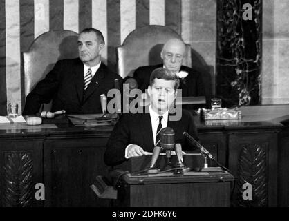 Datei Foto vom 25. Mai 1961 von US-Präsident John F. Kennedy skizzierte seine Vision für bemannte Erforschung des Weltraums auf einer gemeinsamen Sitzung des Kongresses der Vereinigten Staaten, in Washington, DC, USA. Im Hintergrund sind US-Vizepräsident Lyndon B. Johnson, links, und Sprecher des Hauses Sam T. Rayburn (Demokrat von Texas), rechts zu sehen. Vizepräsident Mike Pence und seine Frau Karen haben das Coronavirus negativ getestet, teilte seine Pressesprecherin in einem Tweet mit. Pence ist der erste, der die Macht übernimmt, wenn Präsident Donald Trump, der am Donnerstagabend positiv auf das Virus getestet wurde und Freitag eintraf Stockfoto