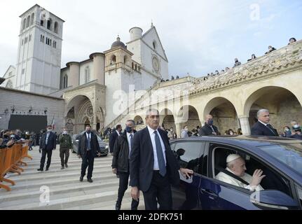 Papst Franziskus unterzeichnete seine neue Enzyklika "Fratelli tutti" bei einem Besuch in Assisi, Italien, am 3. Oktober 2020. Bei seiner ersten offiziellen Reise außerhalb Roms seit der Pandemie in Italien feierte der Papst die Messe am Grab seines Namensvetter, des heiligen Franz von Assisi. 'Fratelli tutti' die einleitenden Worte der Enzyklika, bedeutet 'Alle Brüder' auf Italienisch. Der Satz stammt aus den Schriften des heiligen Franziskus, einer der wichtigsten Inspirationen für die dritte Enzyklika von Papst Franziskus, über Brüderlichkeit und soziale Freundschaft. Der Text wird am 4. Oktober, dem Fest des heiligen Franziskus, veröffentlicht. Foto von ABACAPRESS.COM Stockfoto