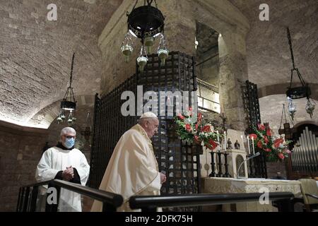 Papst Franziskus unterzeichnete seine neue Enzyklika "Fratelli tutti" bei einem Besuch in Assisi, Italien, am 3. Oktober 2020. Bei seiner ersten offiziellen Reise außerhalb Roms seit der Pandemie in Italien feierte der Papst die Messe am Grab seines Namensvetter, des heiligen Franz von Assisi. 'Fratelli tutti' die einleitenden Worte der Enzyklika, bedeutet 'Alle Brüder' auf Italienisch. Der Satz stammt aus den Schriften des heiligen Franziskus, einer der wichtigsten Inspirationen für die dritte Enzyklika von Papst Franziskus, über Brüderlichkeit und soziale Freundschaft. Der Text wird am 4. Oktober, dem Fest des heiligen Franziskus, veröffentlicht. Foto von ABACAPRESS.COM Stockfoto