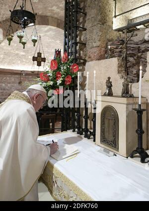 Papst Franziskus unterzeichnete seine neue Enzyklika "Fratelli tutti" bei einem Besuch in Assisi, Italien, am 3. Oktober 2020. Bei seiner ersten offiziellen Reise außerhalb Roms seit der Pandemie in Italien feierte der Papst die Messe am Grab seines Namensvetter, des heiligen Franz von Assisi. 'Fratelli tutti' die einleitenden Worte der Enzyklika, bedeutet 'Alle Brüder' auf Italienisch. Der Satz stammt aus den Schriften des heiligen Franziskus, einer der wichtigsten Inspirationen für die dritte Enzyklika von Papst Franziskus, über Brüderlichkeit und soziale Freundschaft. Der Text wird am 4. Oktober, dem Fest des heiligen Franziskus, veröffentlicht. Foto von ABACAPRESS.COM Stockfoto