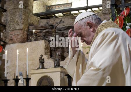 Papst Franziskus unterzeichnete seine neue Enzyklika "Fratelli tutti" bei einem Besuch in Assisi, Italien, am 3. Oktober 2020. Bei seiner ersten offiziellen Reise außerhalb Roms seit der Pandemie in Italien feierte der Papst die Messe am Grab seines Namensvetter, des heiligen Franz von Assisi. 'Fratelli tutti' die einleitenden Worte der Enzyklika, bedeutet 'Alle Brüder' auf Italienisch. Der Satz stammt aus den Schriften des heiligen Franziskus, einer der wichtigsten Inspirationen für die dritte Enzyklika von Papst Franziskus, über Brüderlichkeit und soziale Freundschaft. Der Text wird am 4. Oktober, dem Fest des heiligen Franziskus, veröffentlicht. Foto von ABACAPRESS.COM Stockfoto