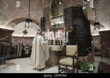 Papst Franziskus unterzeichnete seine neue Enzyklika "Fratelli tutti" bei einem Besuch in Assisi, Italien, am 3. Oktober 2020. Bei seiner ersten offiziellen Reise außerhalb Roms seit der Pandemie in Italien feierte der Papst die Messe am Grab seines Namensvetter, des heiligen Franz von Assisi. 'Fratelli tutti' die einleitenden Worte der Enzyklika, bedeutet 'Alle Brüder' auf Italienisch. Der Satz stammt aus den Schriften des heiligen Franziskus, einer der wichtigsten Inspirationen für die dritte Enzyklika von Papst Franziskus, über Brüderlichkeit und soziale Freundschaft. Der Text wird am 4. Oktober, dem Fest des heiligen Franziskus, veröffentlicht. Foto von ABACAPRESS.COM Stockfoto