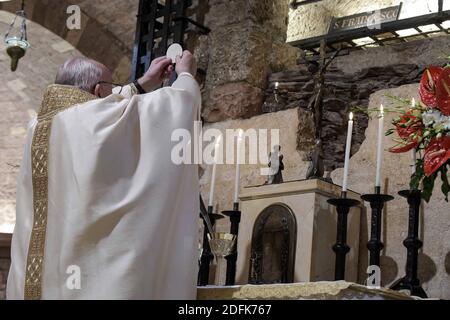 Papst Franziskus unterzeichnete seine neue Enzyklika "Fratelli tutti" bei einem Besuch in Assisi, Italien, am 3. Oktober 2020. Bei seiner ersten offiziellen Reise außerhalb Roms seit der Pandemie in Italien feierte der Papst die Messe am Grab seines Namensvetter, des heiligen Franz von Assisi. 'Fratelli tutti' die einleitenden Worte der Enzyklika, bedeutet 'Alle Brüder' auf Italienisch. Der Satz stammt aus den Schriften des heiligen Franziskus, einer der wichtigsten Inspirationen für die dritte Enzyklika von Papst Franziskus, über Brüderlichkeit und soziale Freundschaft. Der Text wird am 4. Oktober, dem Fest des heiligen Franziskus, veröffentlicht. Foto von ABACAPRESS.COM Stockfoto