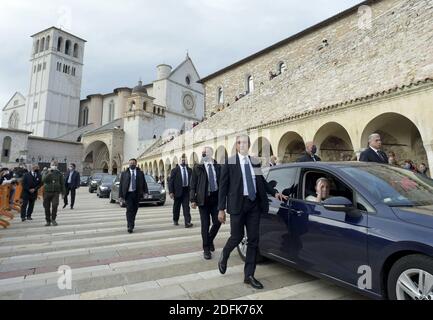 Papst Franziskus unterzeichnete seine neue Enzyklika "Fratelli tutti" bei einem Besuch in Assisi, Italien, am 3. Oktober 2020. Bei seiner ersten offiziellen Reise außerhalb Roms seit der Pandemie in Italien feierte der Papst die Messe am Grab seines Namensvetter, des heiligen Franz von Assisi. 'Fratelli tutti' die einleitenden Worte der Enzyklika, bedeutet 'Alle Brüder' auf Italienisch. Der Satz stammt aus den Schriften des heiligen Franziskus, einer der wichtigsten Inspirationen für die dritte Enzyklika von Papst Franziskus, über Brüderlichkeit und soziale Freundschaft. Der Text wird am 4. Oktober, dem Fest des heiligen Franziskus, veröffentlicht. Foto von ABACAPRESS.COM Stockfoto