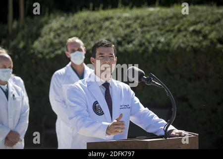 Dr. med. CDR Sean P. Conley, Arzt des Präsidenten, wird von einem Team von Ärzten begleitet, da er am Samstag, den 3. Oktober 2020, im Walter Reed National Military Medical Center in Bethesda, Maryland, einen aktuellen Stand über den Zustand des US-Präsidenten Donald J. Trump vorstellt. Der Präsident ist bei Walter Reed zur Behandlung nach seinem Test positiv für COVID am Freitag. Foto von Rod Lampey / Pool/ABACAPRESS.COM Stockfoto