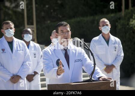 Dr. med. CDR Sean P. Conley, Arzt des Präsidenten, wird von einem Team von Ärzten begleitet, da er am Samstag, den 3. Oktober 2020, im Walter Reed National Military Medical Center in Bethesda, Maryland, einen aktuellen Stand über den Zustand des US-Präsidenten Donald J. Trump vorstellt. Der Präsident ist bei Walter Reed zur Behandlung nach seinem Test positiv für COVID am Freitag. Foto von Rod Lampey / Pool/ABACAPRESS.COM Stockfoto