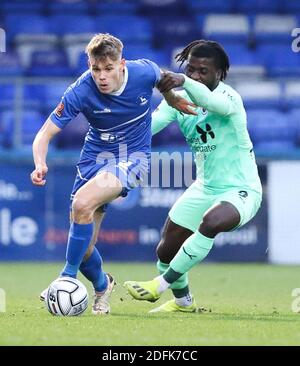 Hartlepool, Großbritannien. Dezember 2020. Lewis Cass (#2 Hartlepool United) dribbelt von Kabongo Tshimanga (#9 Boreham Wood) während des Vanarama National League Spiels zwischen Hartlepool United und Boreham Wood im Victoria Park in Hartlepool KEN FOULDS Kredit: SPP Sport Pressefoto. /Alamy Live Nachrichten Stockfoto