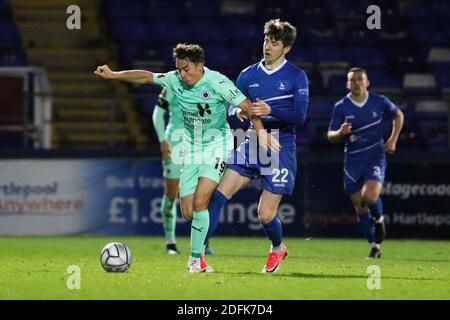 Hartlepool, Großbritannien. Dezember 2020. Kaine Smith (#19 Boreham Wood) Kämpfe um Besitz mit Tom Crawford (#22 Hartlepool United) während der Vanarama National League Spiel zwischen Hartlepool United und Boreham Wood im Victoria Park in Hartlepool KEN FOULDS Kredit: SPP Sport Pressefoto. /Alamy Live Nachrichten Stockfoto