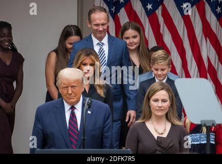 Datei-Foto vom 26. September 2020 von Präsident Donald Trump kündigt Amy Coney Barrett, 48, während einer Zeremonie im Rosengarten im Weißen Haus in Washington, DC, USA, als seine Nominee für den Associate Justice des Obersten Gerichtshofs der Vereinigten Staaten an. Die Zeremonie wird nun von vielen Beamten des Weißen Hauses als ein Nexus für die Ansteckung geglaubt, die am Freitag in den positiven Tests von mindestens sieben Teilnehmern, einschließlich des Präsidenten selbst, der in Maryland hospitalisiert wurde, geführt hat. Foto von Rod Lampey/CNP/ABACAPRESS.COM Stockfoto