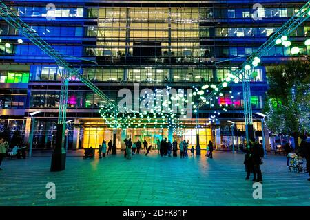 5. Dezember 2020 - London, Großbritannien, Connected by Light kuratierte Lichtkunstinstallationen, Murmuration by Squidsuup in Canary Wharf Stockfoto