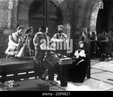 NORMAN KERRY und LILLIAN GISH in ANNIE LAURIE 1927 Regie JOHN S. ROBERTSON Geschichte / Drehbuch Josephine Lovett KunstRegie Cedric Gibbons und Merrill Pye Kostümdesign André-ani Foto von Milton Brown Metro Goldwyn Mayer Stockfoto