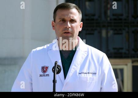 Dr. Sean Dooley kommentiert die Situation von US-Präsident Donald J. Trump im Walter Reed National Military Medical Center, wo Trump nach positiven Tests für Covid in Bethesda, Maryland, USA, am 04. Oktober 2020 behandelt wird. Stockfoto