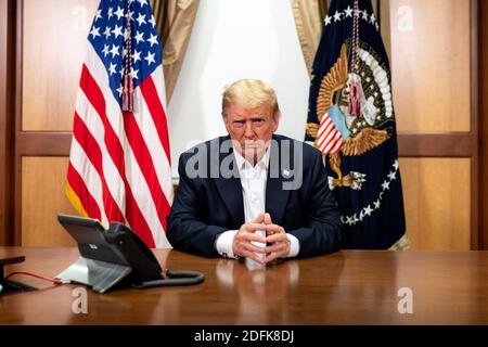 Auf diesem vom Weißen Haus veröffentlichten Foto nimmt US-Präsident Donald J. Trump an einem Telefonat mit US-Vizepräsident Mike Pence, US-Außenminister Mike Pompeo, Und Vorsitzender der Joint Chiefs of Staff General Mark Milley, Sonntag, 4. Oktober 2020, in seinem Konferenzraum im Walter Reed National Military Medical Center in Bethesda, Maryland. Nicht auf dem Foto zu sehen auch im Raum auf dem Anruf ist Chief of Staff Mark Meadows. Foto von Tia Dufour/White House über CNP/ABACAPRESS.COM Stockfoto