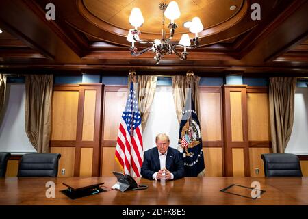 Auf diesem vom Weißen Haus veröffentlichten Foto nimmt US-Präsident Donald J. Trump an einem Telefonat mit US-Vizepräsident Mike Pence, US-Außenminister Mike Pompeo, Und Vorsitzender der Joint Chiefs of Staff General Mark Milley, Sonntag, 4. Oktober 2020, in seinem Konferenzraum im Walter Reed National Military Medical Center in Bethesda, Maryland. Nicht auf dem Foto zu sehen auch im Raum auf dem Anruf ist Chief of Staff Mark Meadows. Foto von Tia Dufour/White House über CNP/ABACAPRESS.COM Stockfoto