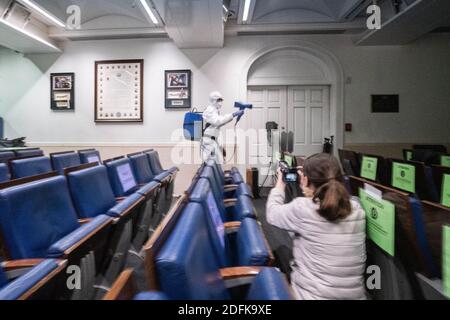 Ein Mitglied der Reinigungscrew im Weißen Haus sprüht Desinfektionsmittel im James Brady Press Briefing Raum, nachdem Präsident Trump von mehreren Tagen im Walter Reed National Military Medical Center zur Behandlung für COVID19 zurückgekehrt ist. Washington, DC, USA, 5. Oktober 2020. Foto von Ken Cedeno/Pool/ABACAPRESS.COM Stockfoto