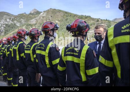 Der französische Präsident Emmanuel Macron besuchte am 7. Oktober 2020 Tende im Vallee de la Roya, etwa 50 km nordöstlich von Nizza, südöstlich von Frankreich, nachdem Stürme und große Überschwemmungen im Departement Alpes-Maritimes weitverbreitete Schäden angerichtet hatten. Foto von Eliot Blondt/ABACAPRESS.COM Stockfoto
