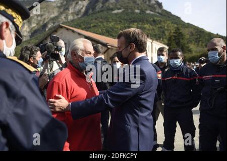 Der französische Präsident Emmanuel Macron besuchte am 7. Oktober 2020 Tende im Vallee de la Roya, etwa 50 km nordöstlich von Nizza, südöstlich von Frankreich, nachdem Stürme und große Überschwemmungen im Departement Alpes-Maritimes weitverbreitete Schäden angerichtet hatten. Foto von Eliot Blondt/ABACAPRESS.COM Stockfoto