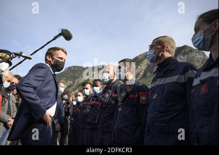 Der französische Präsident Emmanuel Macron besuchte am 7. Oktober 2020 Tende im Vallee de la Roya, etwa 50 km nordöstlich von Nizza, südöstlich von Frankreich, nachdem Stürme und große Überschwemmungen im Departement Alpes-Maritimes weitverbreitete Schäden angerichtet hatten. Foto von Eliot Blondt/ABACAPRESS.COM Stockfoto