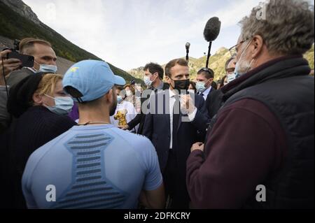 Der französische Präsident Emmanuel Macron besuchte am 7. Oktober 2020 Tende im Vallee de la Roya, etwa 50 km nordöstlich von Nizza, südöstlich von Frankreich, nachdem Stürme und große Überschwemmungen im Departement Alpes-Maritimes weitverbreitete Schäden angerichtet hatten. Foto von Eliot Blondt/ABACAPRESS.COM Stockfoto