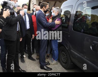 Der französische Präsident Emmanuel Macron besuchte am 7. Oktober 2020 Tende im Vallee de la Roya, etwa 50 km nordöstlich von Nizza, südöstlich von Frankreich, nachdem Stürme und große Überschwemmungen im Departement Alpes-Maritimes weitverbreitete Schäden angerichtet hatten. Foto von Eliot Blondt/ABACAPRESS.COM Stockfoto