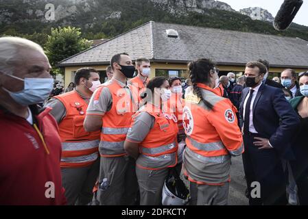 Der französische Präsident Emmanuel Macron besuchte am 7. Oktober 2020 Tende im Vallee de la Roya, etwa 50 km nordöstlich von Nizza, südöstlich von Frankreich, nachdem Stürme und große Überschwemmungen im Departement Alpes-Maritimes weitverbreitete Schäden angerichtet hatten. Foto von Eliot Blondt/ABACAPRESS.COM Stockfoto