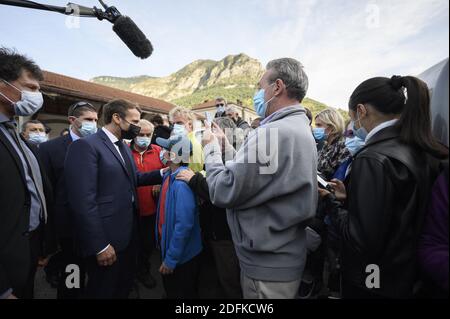 Der französische Präsident Emmanuel Macron besuchte am 7. Oktober 2020 Tende im Vallee de la Roya, etwa 50 km nordöstlich von Nizza, südöstlich von Frankreich, nachdem Stürme und große Überschwemmungen im Departement Alpes-Maritimes weitverbreitete Schäden angerichtet hatten. Foto von Eliot Blondt/ABACAPRESS.COM Stockfoto