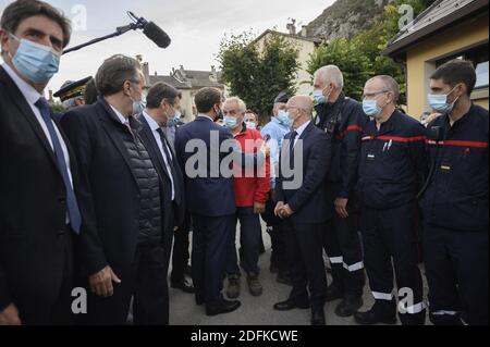 Der französische Präsident Emmanuel Macron besuchte am 7. Oktober 2020 Tende im Vallee de la Roya, etwa 50 km nordöstlich von Nizza, südöstlich von Frankreich, nachdem Stürme und große Überschwemmungen im Departement Alpes-Maritimes weitverbreitete Schäden angerichtet hatten. Foto von Eliot Blondt/ABACAPRESS.COM Stockfoto