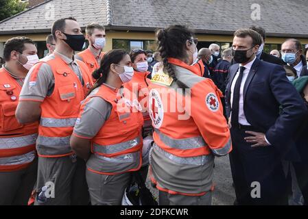 Der französische Präsident Emmanuel Macron besuchte am 7. Oktober 2020 Tende im Vallee de la Roya, etwa 50 km nordöstlich von Nizza, südöstlich von Frankreich, nachdem Stürme und große Überschwemmungen im Departement Alpes-Maritimes weitverbreitete Schäden angerichtet hatten. Foto von Eliot Blondt/ABACAPRESS.COM Stockfoto