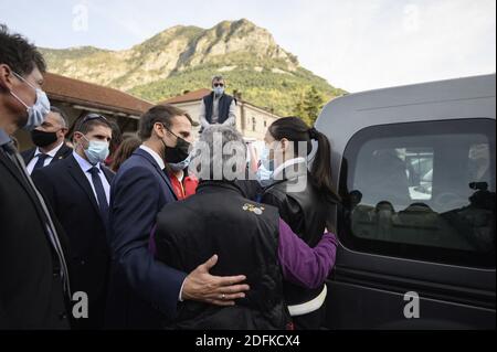 Der französische Präsident Emmanuel Macron besuchte am 7. Oktober 2020 Tende im Vallee de la Roya, etwa 50 km nordöstlich von Nizza, südöstlich von Frankreich, nachdem Stürme und große Überschwemmungen im Departement Alpes-Maritimes weitverbreitete Schäden angerichtet hatten. Foto von Eliot Blondt/ABACAPRESS.COM Stockfoto
