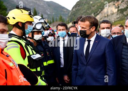 Französisch Emmanuel Macron, Bürgermeister von Nizza Christian Estrosi und Renaud Muselier, Präsident der Region Provence-Alpes-Côte d'Azur Ankunft in den Alpes-Maritimes nach dem außergewöhnlichen schlechten Wetter, die die Region am Mittwoch, 7. Oktober 2020 in Breil sur Roya, Frankreich betroffen. Foto von Bruno Bebert /Pool /ABACAPRESS.COM Stockfoto