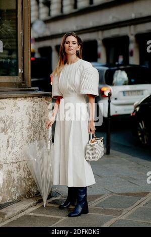 Street style, Natalia Ostofsky Ankunft in Paco Rabanne Frühjahr Sommer 2021 Show, im Espace Commins, Paris, Frankreich, am 3. Oktober 2020 statt. Foto von Marie-Paola Bertrand-Hillion/ABACAPRESS.COM Stockfoto