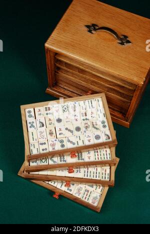 MAh-Jong, das chinesische Brettspiel. Die Fliesen sind in Tabletts in dieser Holzkiste set.d gelagert Stockfoto