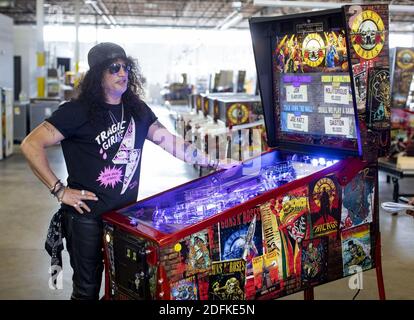 KEIN FILM, KEIN VIDEO, KEIN TV, KEIN DOKUMENTARFILM - Guns N' Roses Gitarrist Slash mit dem neuen Spiel, das er beim Design mithalf, 6. Oktober 2020 im Jersey Jack Pinball in Elk Grove Village, Chicago, IL, USA. Foto von Brian Cassella/Chicago Tribune/TNS/ABACAPRESS.COM Stockfoto