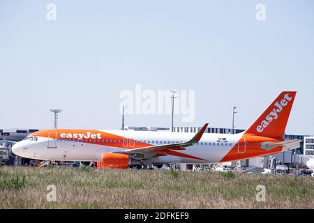 Datei-Foto vom 06. Mai 2020 von easyJet-Flugzeugen, die nach dem Ausbruch der Coronavirus-Krankheit (COVID-19) in Orly, Frankreich, auf dem Asphalt am Flughafen Orly geparkt sind. Die britische Fluggesellschaft easyJet warnte am Donnerstag, dass sie in ihrem Geschäftsjahr 2020 bis zu £Millionen 845 oder 1.1 Milliarden Dollar verloren haben könnte – ihr erster ganzjähriger Verlust. Die Billigfluggesellschaft habe ihre Dividende inmitten des durch die Coronavirus-Pandemie ausgelösten Gemetzels verschrottet, hieß es in einer aktuellen Handelsaktualisierung. Basierend auf den aktuellen Reisebeschränkungen sagte easyJet, dass es für das erste Quartal 2021 mit rund 25% der geplanten Kapazität fliegen wird. Foto von David Nivie Stockfoto