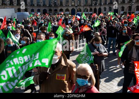 Allgemeine Ansicht der Demonstranten halten Freiheit Gleichheit Elternschaft Fahnen während eines Protests von Pro-Life konservative Aktivistengruppe "La Manif Pour Tous" gegen die Bioethik Gesetz über medizinisch assistierte Reproduktion (PMA - Procreation Medicalement Assistee), in Paris, Frankreich, am 10. Oktober 2020. Der Gesetzesentwurf, dessen Leitinitiative die Öffnung der medizinisch unterstützten Zeugung für alle Frauen ist, wird am 1. August in zweiter Lesung in der Nationalversammlung verabschiedet und soll am Ende des Jahres oder Anfang 2021 vom Senat zu einem noch nicht festgelegten Termin geprüft werden. Foto von Raphael Lafargue/ABACAPRESS.COM Stockfoto