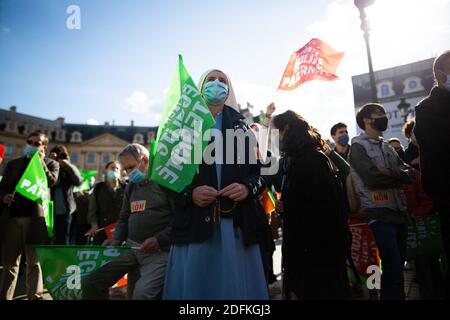 Manif pour tous Nonne Demonstranten halten Freiheit Gleichheit Elternschaft Fahnen während eines Protests von Pro-Life konservative Aktivistengruppe "La Manif Pour Tous" gegen die Bioethik Gesetz über medizinisch assistierte Reproduktion (PMA - Fortpflanzung Medicalement Assistee), in Paris, Frankreich, am 10. Oktober 2020. Der Gesetzesentwurf, dessen Leitinitiative die Öffnung der medizinisch unterstützten Zeugung für alle Frauen ist, wird am 1. August in zweiter Lesung in der Nationalversammlung verabschiedet und soll am Ende des Jahres oder Anfang 2021 vom Senat zu einem noch nicht festgelegten Termin geprüft werden. Foto von Raphael Lafargue/ABACAPRESS.C Stockfoto