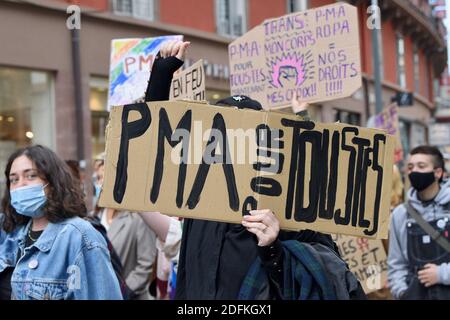 Zwölf feministische Vereinigungen und Kollektive demonstrieren und fordern die Öffnung der medizinisch unterstützten Fortpflanzung (MAP) für alle Frauen. ACAP, Aimons nous toutes, Collectif Autogynéco, Collagen féministes Strasbourg, Les Cousines de l'est, Pink Bloc, Reprendre la Ville, Solidarires Alsace, Solidarires étudiant-e-s Alsace, Support Transgenre Strasbourg, FEMMES 67. Ein Text muss noch im Januar 2021 im Senat abgestimmt werden, bevor die Abgeordneten beider Kammern versuchen, eine für alle zufriedenstellende Version zu finden. Straßburg, Nordostfrankreich, am 10. Oktober 2020. Foto b Stockfoto