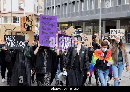 Zwölf feministische Vereinigungen und Kollektive demonstrieren und fordern die Öffnung der medizinisch unterstützten Fortpflanzung (MAP) für alle Frauen. ACAP, Aimons nous toutes, Collectif Autogynéco, Collagen féministes Strasbourg, Les Cousines de l'est, Pink Bloc, Reprendre la Ville, Solidarires Alsace, Solidarires étudiant-e-s Alsace, Support Transgenre Strasbourg, FEMMES 67. Ein Text muss noch im Januar 2021 im Senat abgestimmt werden, bevor die Abgeordneten beider Kammern versuchen, eine für alle zufriedenstellende Version zu finden. Straßburg, Nordostfrankreich, am 10. Oktober 2020. Foto b Stockfoto