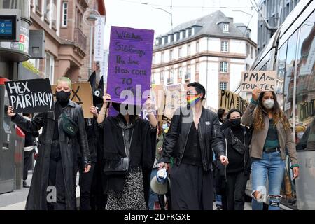 Zwölf feministische Vereinigungen und Kollektive demonstrieren und fordern die Öffnung der medizinisch unterstützten Fortpflanzung (MAP) für alle Frauen. ACAP, Aimons nous toutes, Collectif Autogynéco, Collagen féministes Strasbourg, Les Cousines de l'est, Pink Bloc, Reprendre la Ville, Solidarires Alsace, Solidarires étudiant-e-s Alsace, Support Transgenre Strasbourg, FEMMES 67. Ein Text muss noch im Januar 2021 im Senat abgestimmt werden, bevor die Abgeordneten beider Kammern versuchen, eine für alle zufriedenstellende Version zu finden. Straßburg, Nordostfrankreich, am 10. Oktober 2020. Foto b Stockfoto